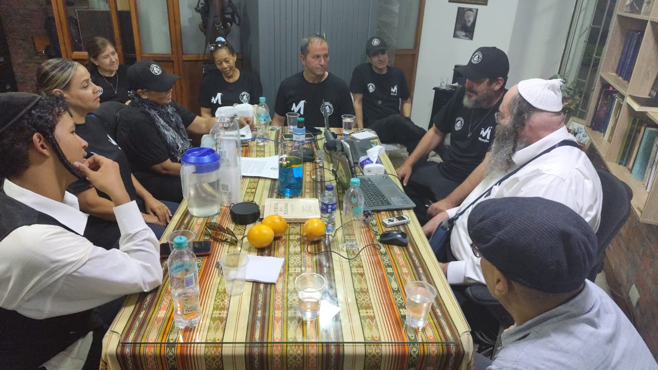 Rabi Meir Elkabas con la gente de asociación Breslev